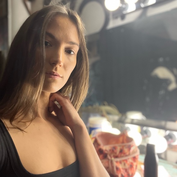 Meet your Posher, Elizabeth - Picture 2 of 2